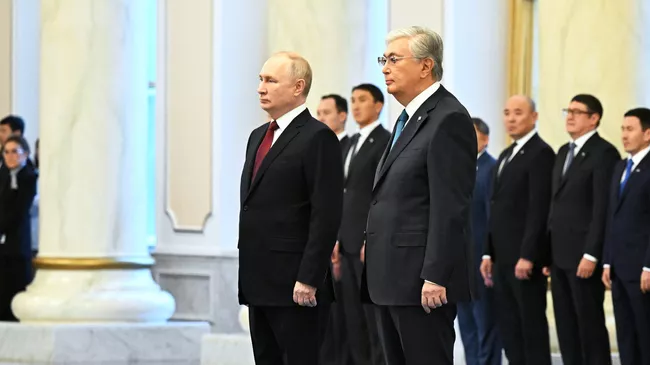 Президент РФ Владимир Путин и президент Республики Казахстан Касым-Жомарт Токаев во время встречи в резиденции президента Казахстана Акорда в Астане