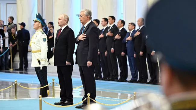 Президент РФ Владимир Путин и президент Республики Казахстан Касым-Жомарт Токаев во время встречи в резиденции президента Казахстана Акорда в Астане