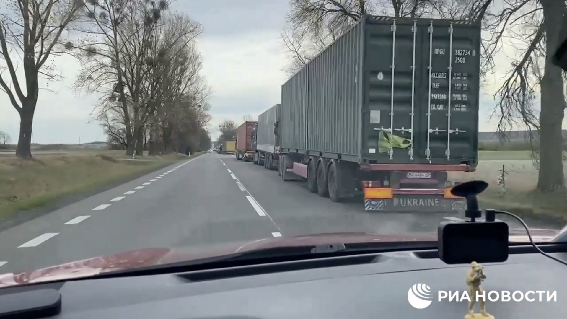 Большегрузные автомобили в очереди перед польско-украинской границей - РИА Новости, 1920, 02.12.2023