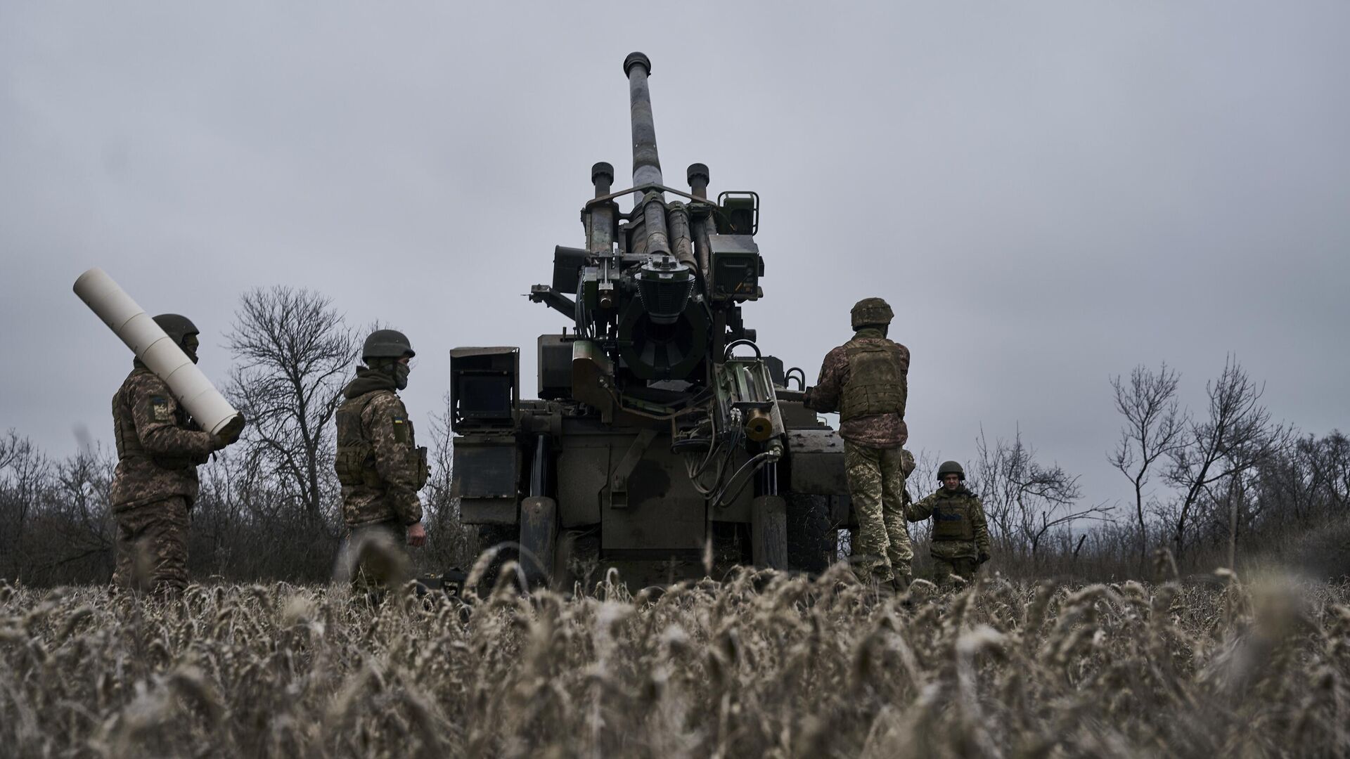 Украинские военные рядом с самоходной гаубицей CAESAR. Архивное фото - РИА Новости, 1920, 17.02.2024