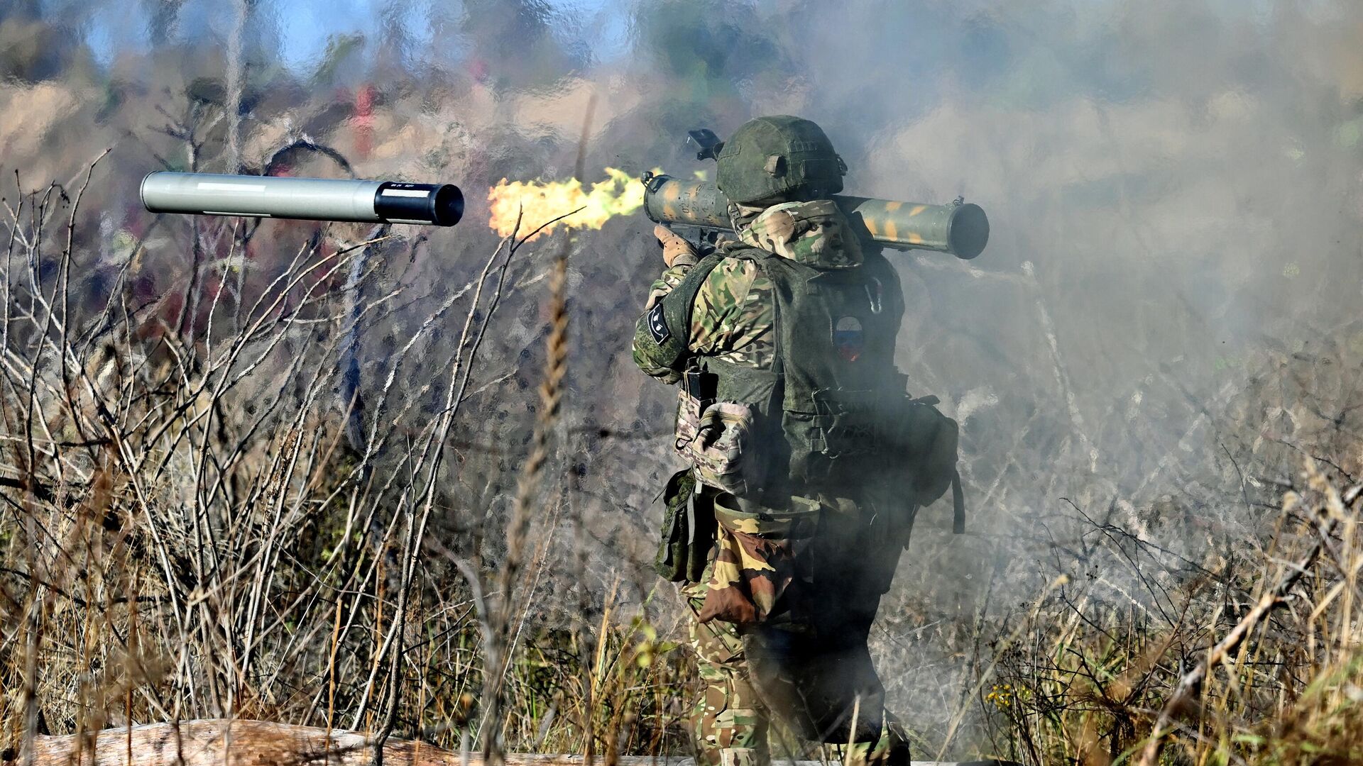 Военнослужащий ВС РФ стреляет из реактивного пехотного огнемета РПО-А Шмель - РИА Новости, 1920, 22.11.2023