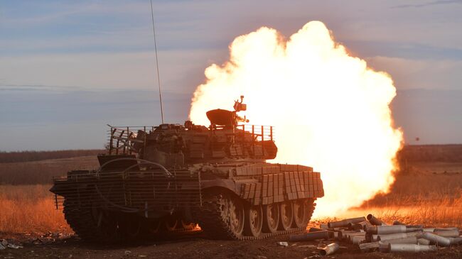 Боевая стрельба экипажа модернизированного танка Т-62 в зоне спецоперации. Архивное фото