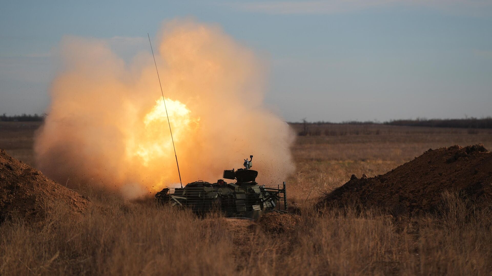 Боевая стрельба экипажа  танка в зоне спецоперации. Архивное фото - РИА Новости, 1920, 26.11.2023