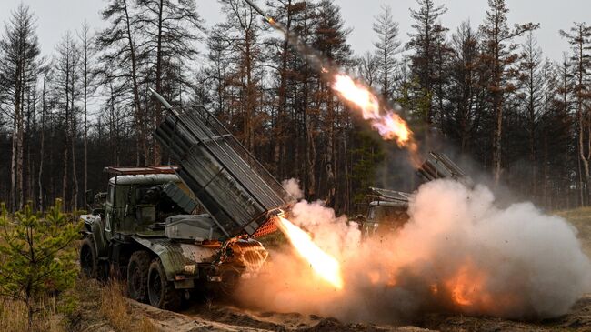 РСЗО БМ-21 Град гвардейского мотострелкового полка ЦВО ведут огонь по позициям ВСУ в зоне СВО. Архивное фото