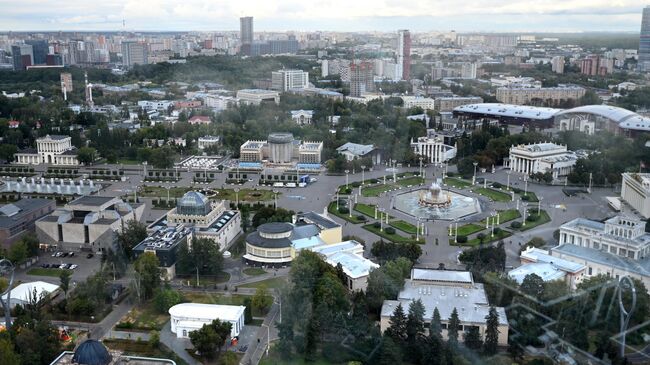 Вид из кабинки колеса обозрения Солнце Москвы на территорию ВДНХ