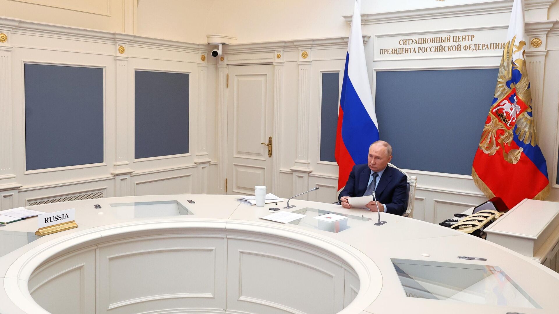 Президент РФ Владимир Путин в режиме видеоконференции принимает участие во внеочередном саммите Группы двадцати - РИА Новости, 1920, 24.11.2023