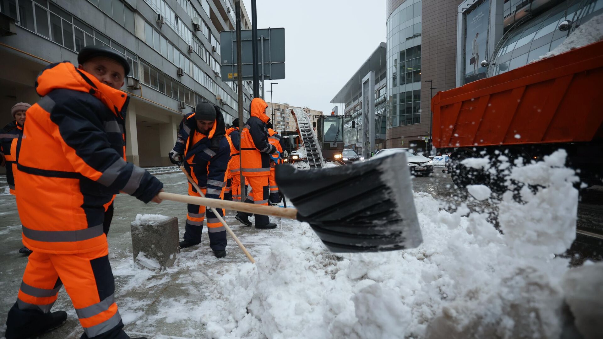 Коммунальные службы ликвидируют последствия снегопада в Москве - РИА Новости, 1920, 04.12.2023