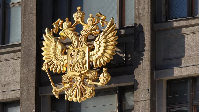 Государственный герб России на здании Госдумы РФ. Архивное фото