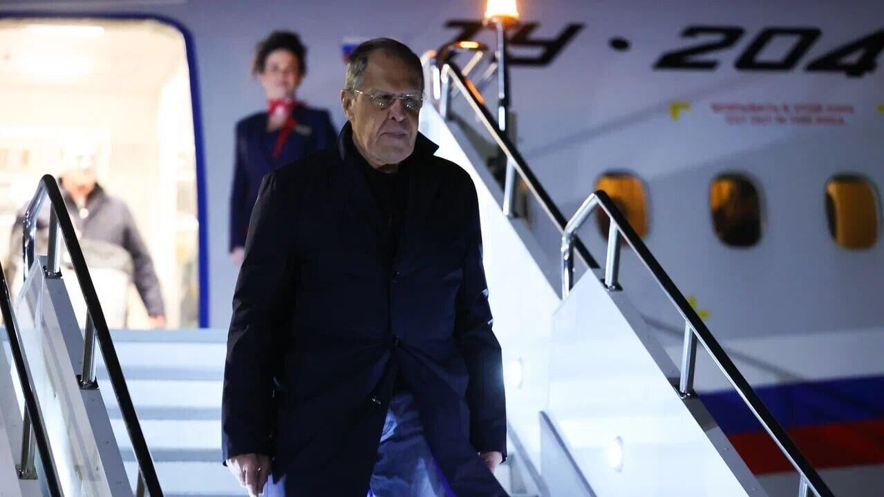 Министр иностранных дел России Сергей Лавров во время прибытия в Северную Македонию - РИА Новости, 1920, 30.11.2023