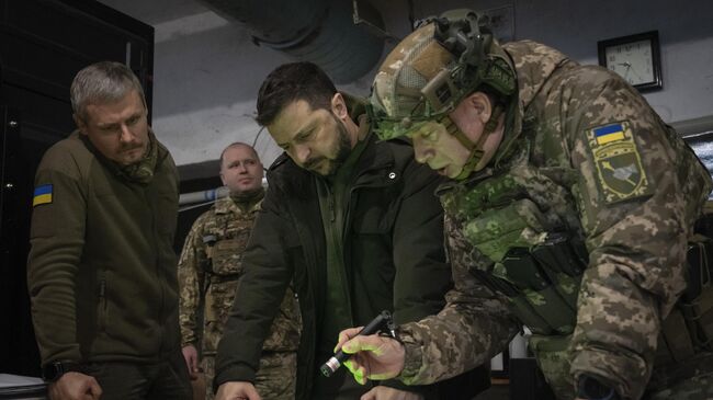 Президент Украины Владимир Зеленский и командующий Сухопутными войсками Украины Александр Сырский во время визита в город Купянск