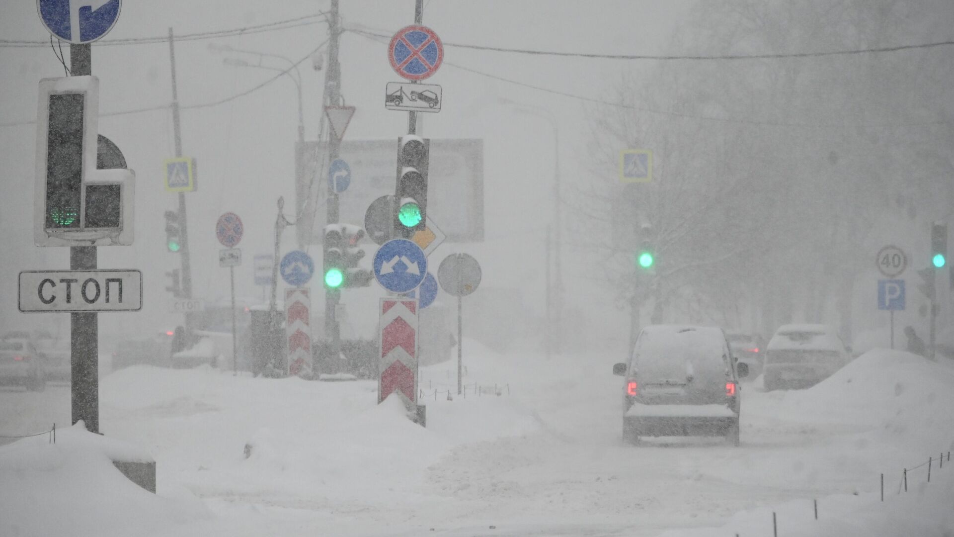 Автомобиль на Ленинском проспекте во время сильного снегопада в Москве. Архивное фото - РИА Новости, 1920, 16.12.2023