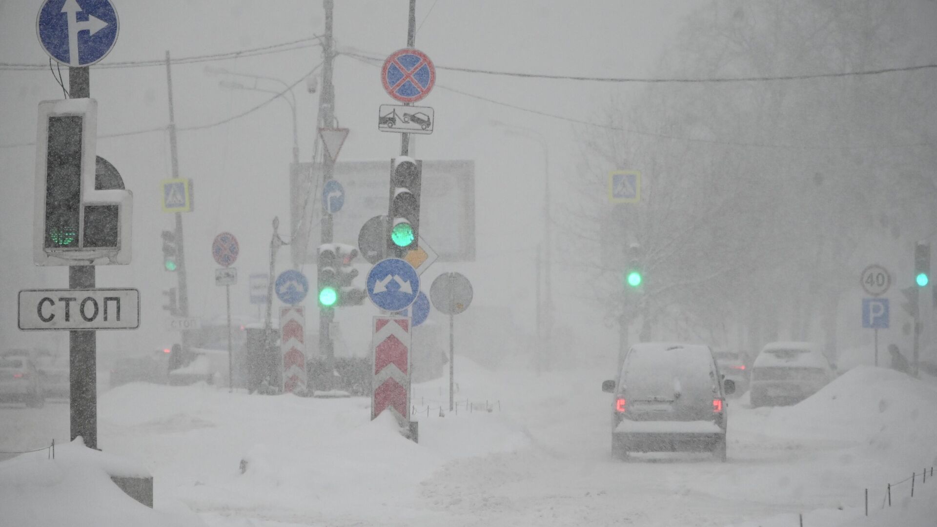 Автомобиль на Ленинском проспекте во время сильного снегопада в Москве. Архивное фото - РИА Новости, 1920, 16.12.2023