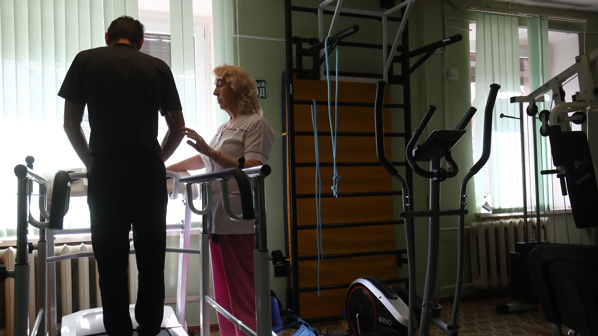 Раненый военнослужащий-участник специальной военной операции проходит реабилитацию - РИА Новости, 1920, 27.10.2025