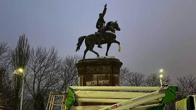 Демонтаж памятника красному командиру Гражданской войны Щорсу в Киеве