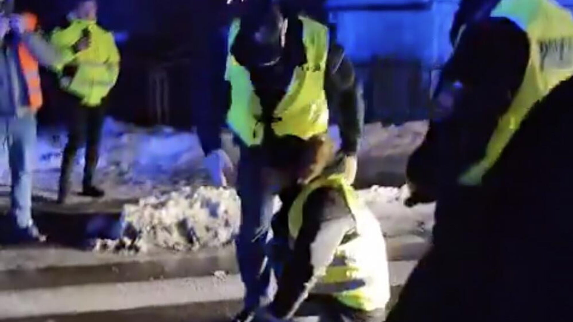 Полицейские и перевозчики, участвующие в перекрытии границе с Украиной, в пункте пропуска Дорохуск - РИА Новости, 1920, 22.12.2023