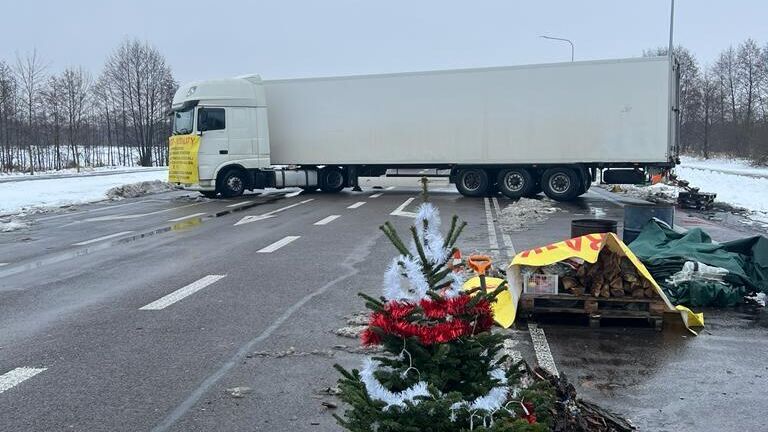 Грузовик на дороге в районе пункта пропуска на границе Польши и Украины - РИА Новости, 1920, 17.02.2024