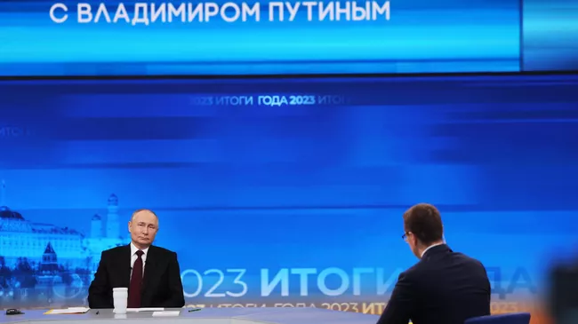 Президент РФ Владимир Путин проводит совместную прямую линию с гражданами и большую пресс-конференцию с журналистами в Гостином Дворе