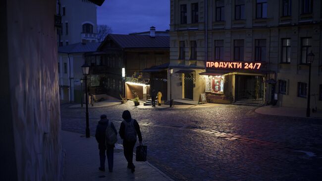 Неосвещенная улица в центре Киева, Украина. Архивное фото