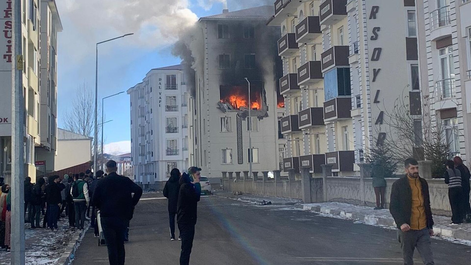 Пожар на месте взрыва в пятиэтажном жилом здании в городе Карс, Турция - РИА Новости, 1920, 20.12.2023