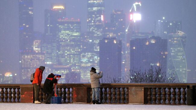 Люди на смотровой площадке на Воробьевых горах в Москве. Архивное фото