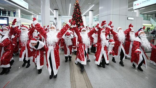 Флешмоб Дедов Морозов в Московском метро