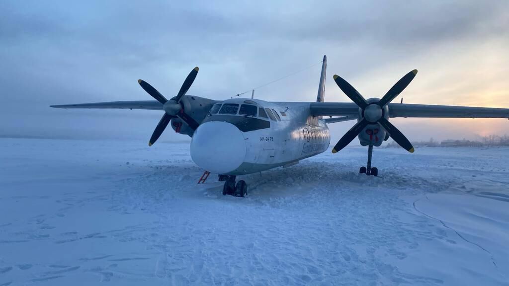 Самолет Ан-24, севший на реку Колыма в Якутии - РИА Новости, 1920, 28.12.2023