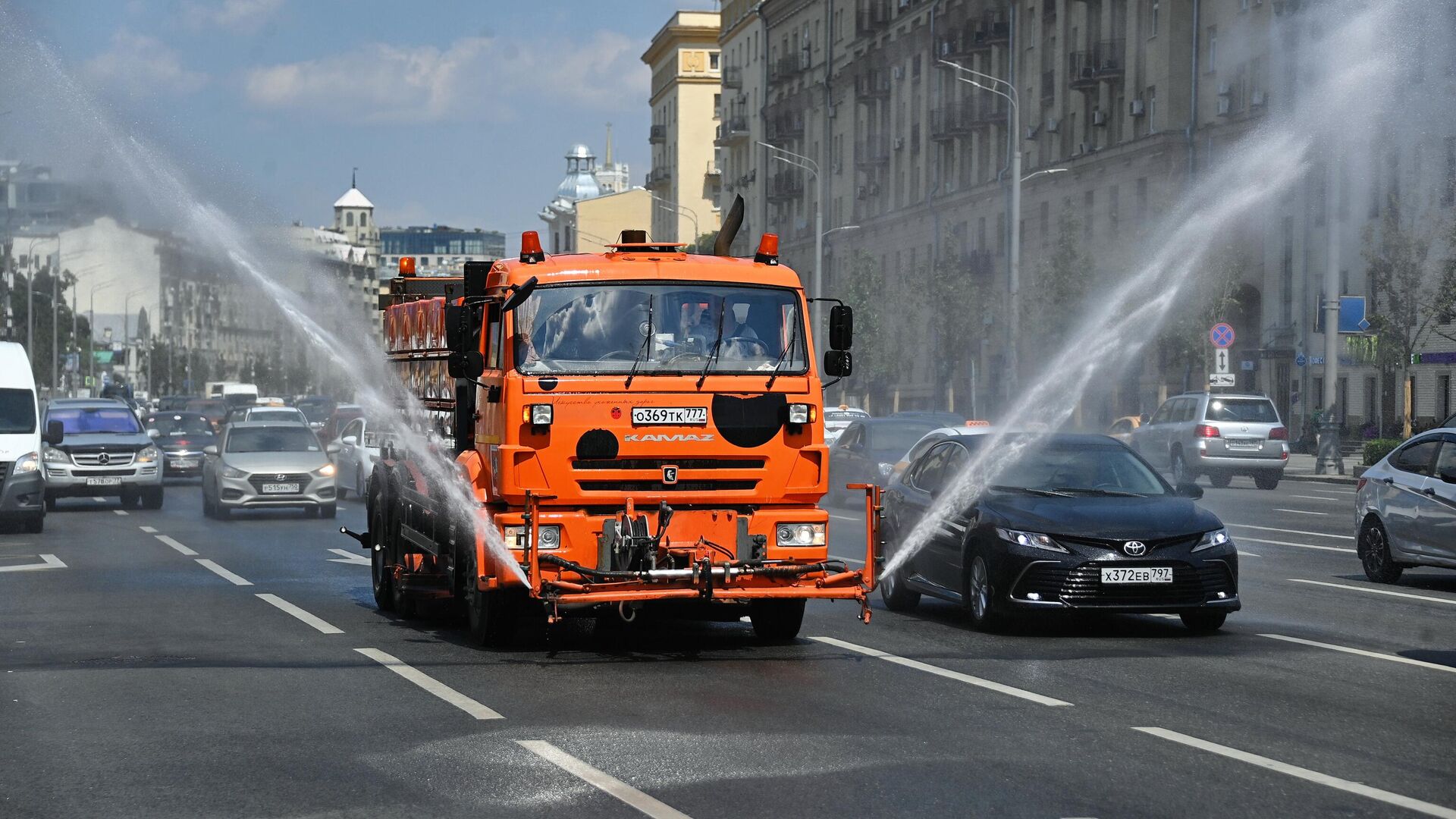 Автомобили коммунальных служб поливают проезжие части дорог - РИА Новости, 1920, 26.05.2024