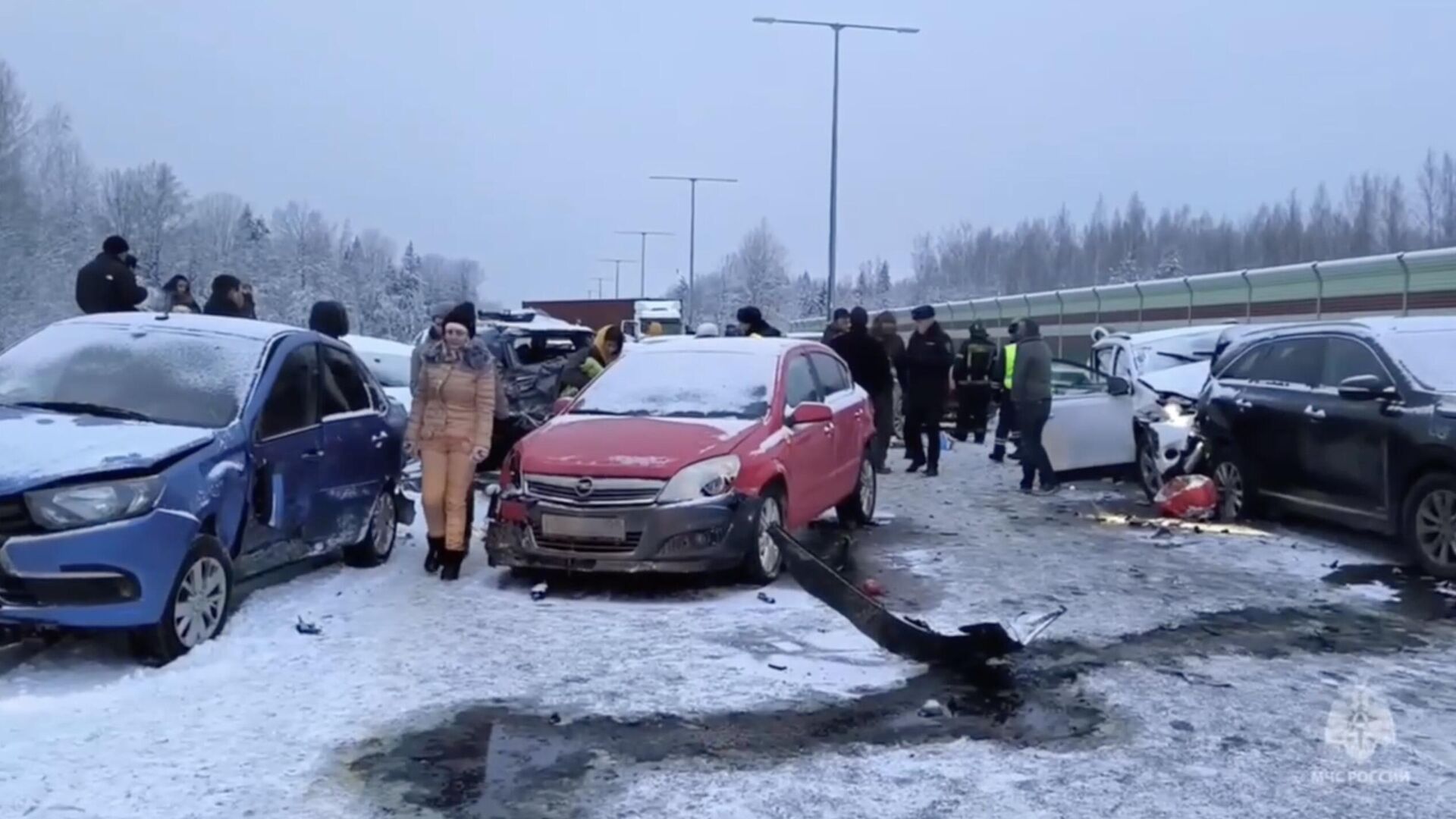 На месте массового ДТП на трассе М-11 в Новгородской области. Кадр видео - РИА Новости, 1920, 09.01.2024