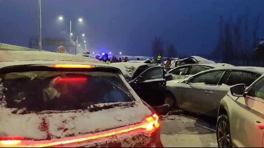 Машины на месте автомобильной аварии на трассе М-11 в Новгородской области - РИА Новости, 1920, 08.01.2024