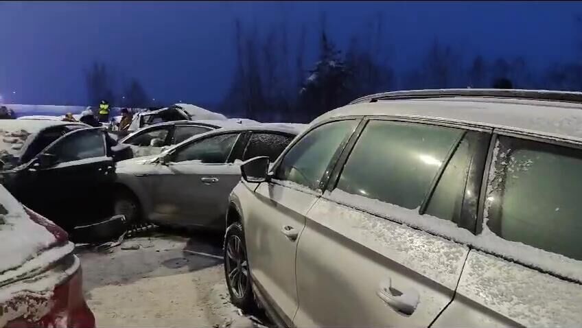 Машины на месте автомобильной аварии на трассе М-11 в Новгородской области - РИА Новости, 1920, 09.01.2024