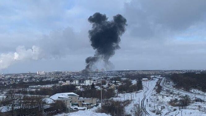 Дым на месте нападения беспилотников на топливно-энергетический объект в Орле - РИА Новости, 1920, 09.01.2024