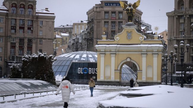 Люди в районе площади Независимости в центре Киева