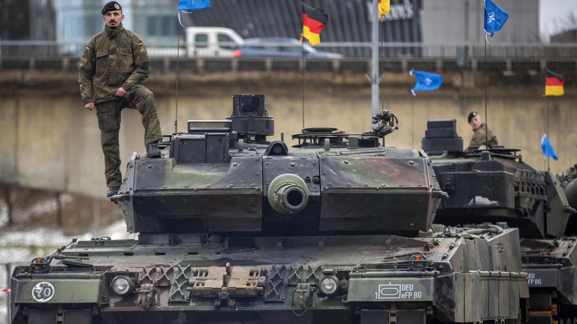 Немецкий военный на танке Leopard 2A6. Архивное фото - РИА Новости, 1920, 12.08.2024