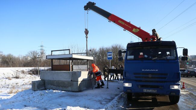 Установка модульных укрытий для защиты людей при обстрелах в Белгороде. Архивное фото