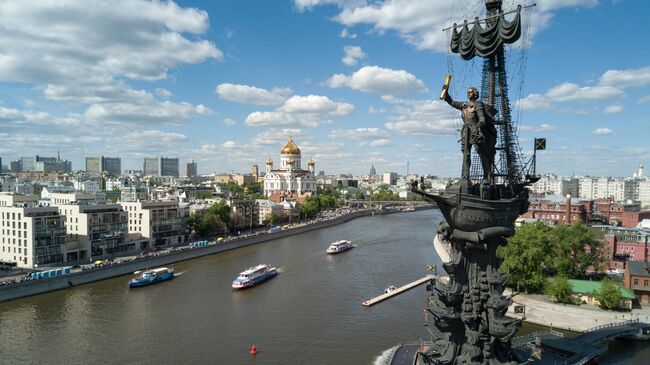 Пароходы на Москве-реке в районе Пречистенской набережной и памятник Петру I в Москве. Архивное фото