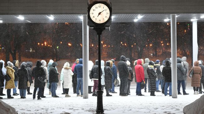 Очередь на автобусной остановке в Москве