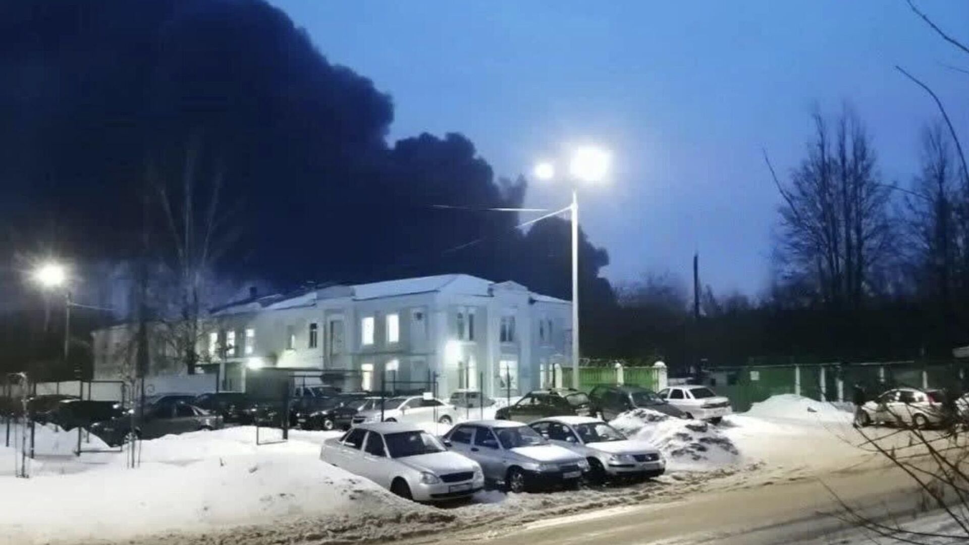 Дым от пожара на нефтебазе в Брянской области - РИА Новости, 1920, 19.01.2024