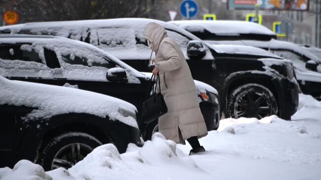 Заснеженные автомобили в Москве