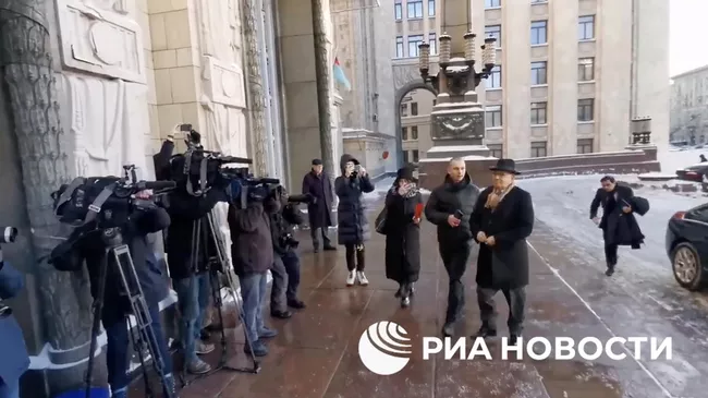 Посол Франции Пьер Леви у здания МИД России