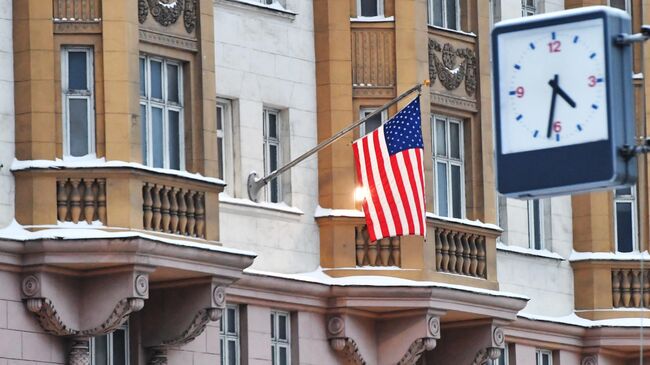 Флаг на здании посольства США в Москве