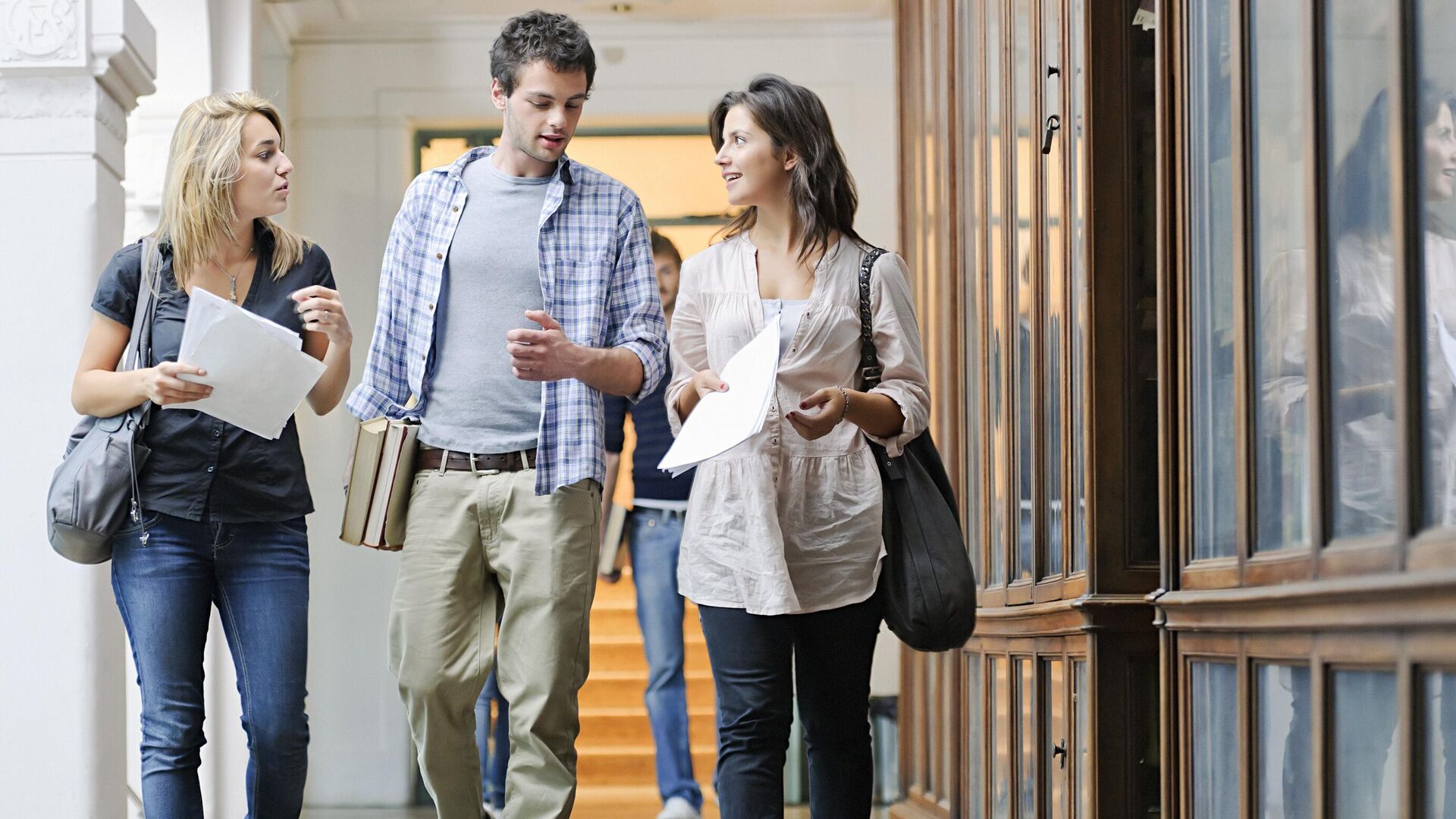 Студенты идут по коридору в университете - РИА Новости, 1920, 25.01.2025