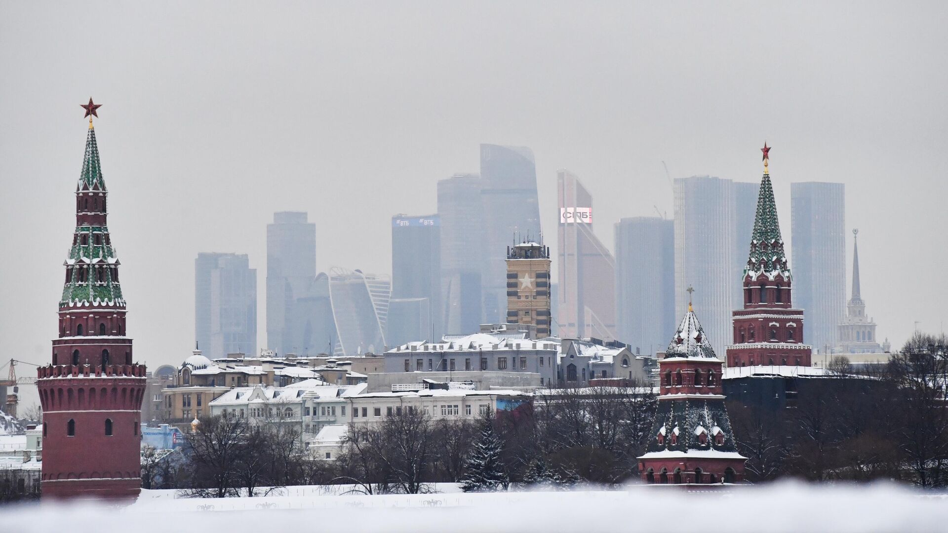 Московский Кремль и небоскребы делового центра Москва-сити (на дальнем плане) - РИА Новости, 1920, 23.11.2024