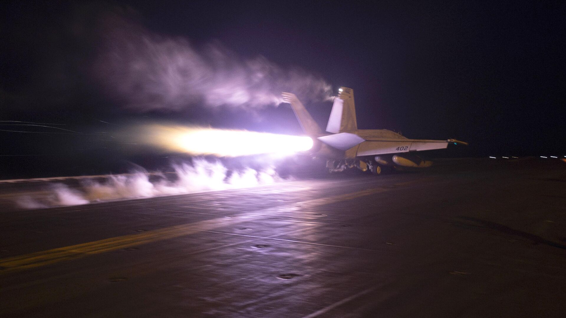 Cамолет, взлетающий с авианосца Дуайт Д. Эйзенхауэр (CVN 69) во время выполнения полетов в Красном море - РИА Новости, 1920, 08.02.2024