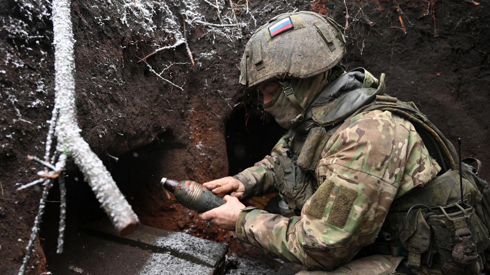 Военнослужащий ВС РФ подготавливает 82мм миномет в зоне СВО - РИА Новости, 1920, 13.02.2024