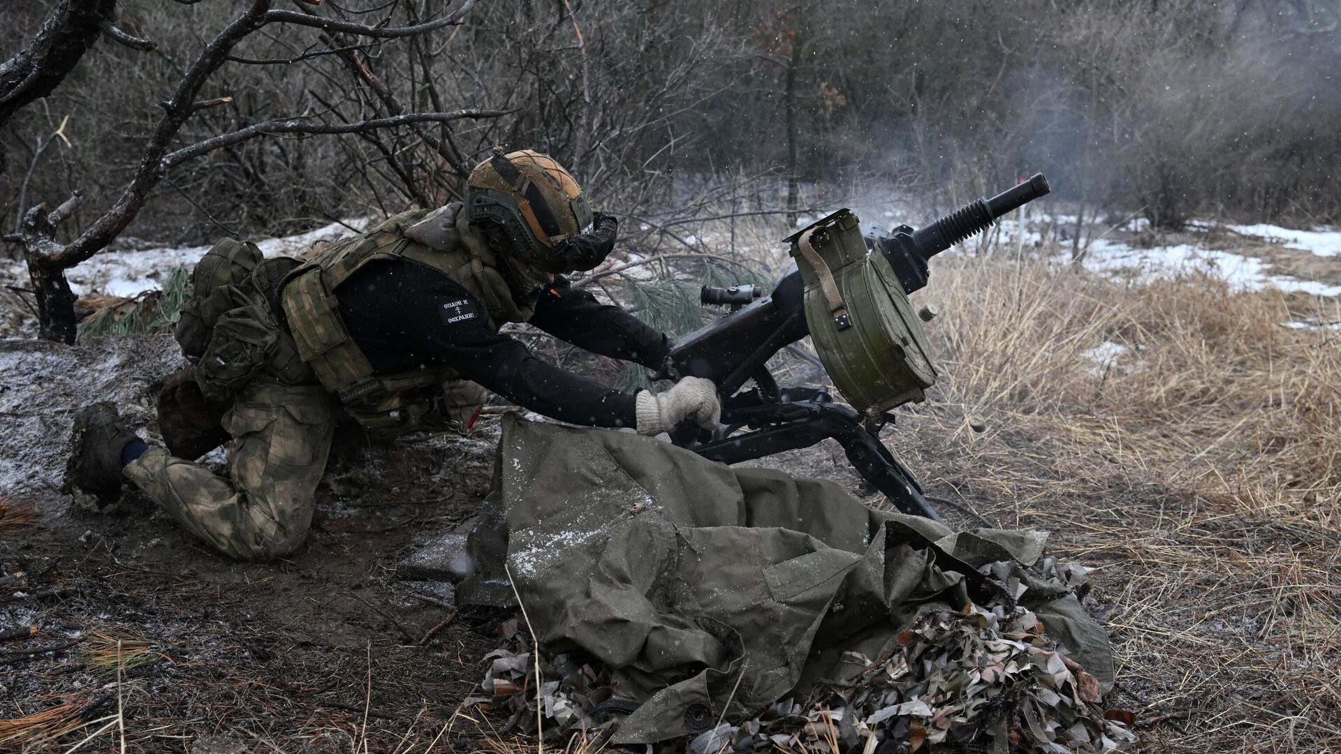 Военнослужащий ВС РФ ведет огонь по позициям ВСУ из АГС в зоне СВО. Архивное фото - РИА Новости, 1920, 25.01.2024