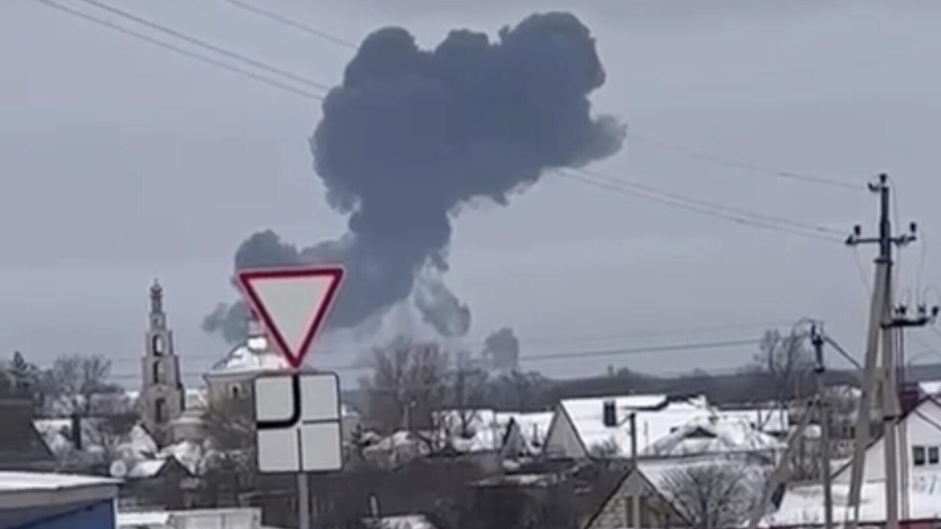 Дым на месте падения самолета Ил-76 в Белгородской области. Кадр видео очевидца - РИА Новости, 1920, 25.01.2024