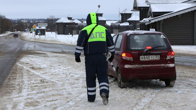 Сотрудники ДПС перекрывают движение к месту крушения военно-транспортного самолета Ил-76 ВКС РФ в Белгородской области