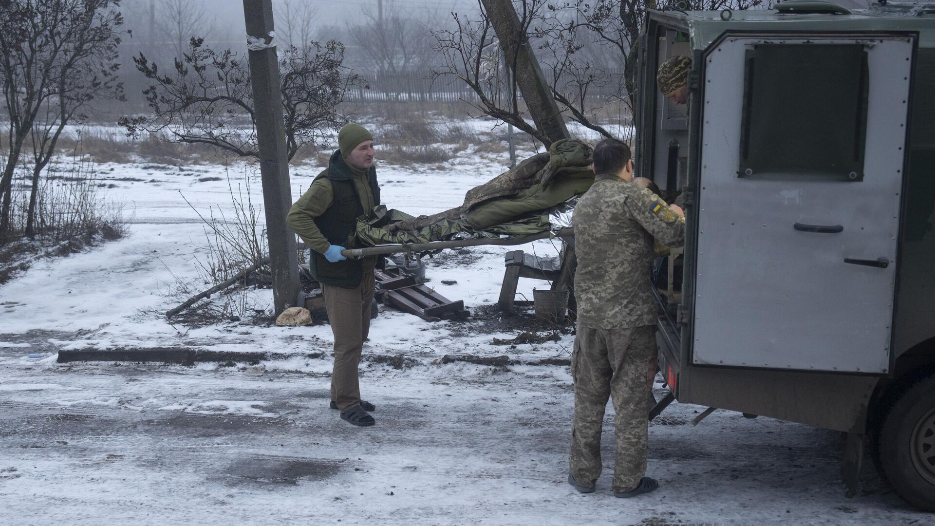 Украинские военнослужащие переносят носилки с раненым в Донецкой области - РИА Новости, 1920, 27.01.2024