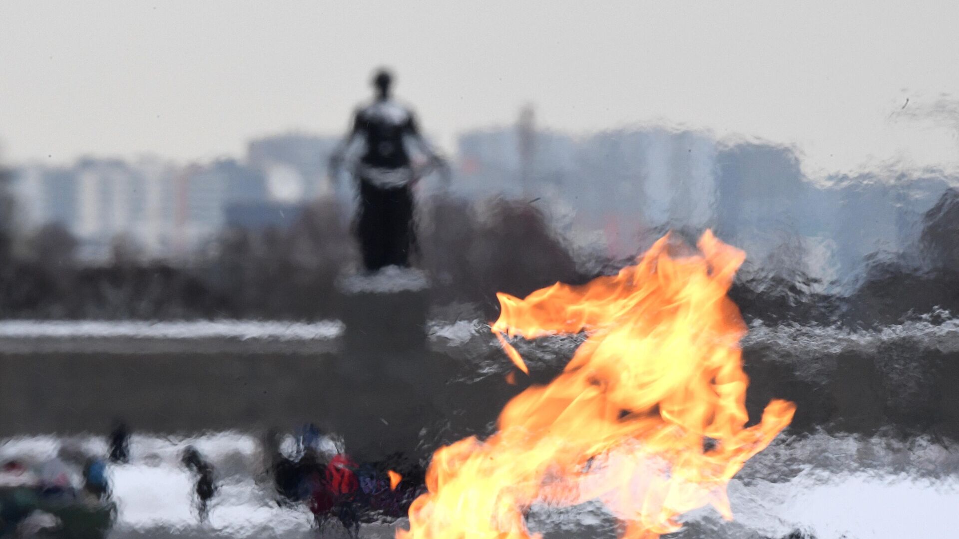 Вечный огонь у монумента Мать-Родина на Пискаревском мемориальном кладбище в память о погибших в годы блокады - РИА Новости, 1920, 27.01.2024