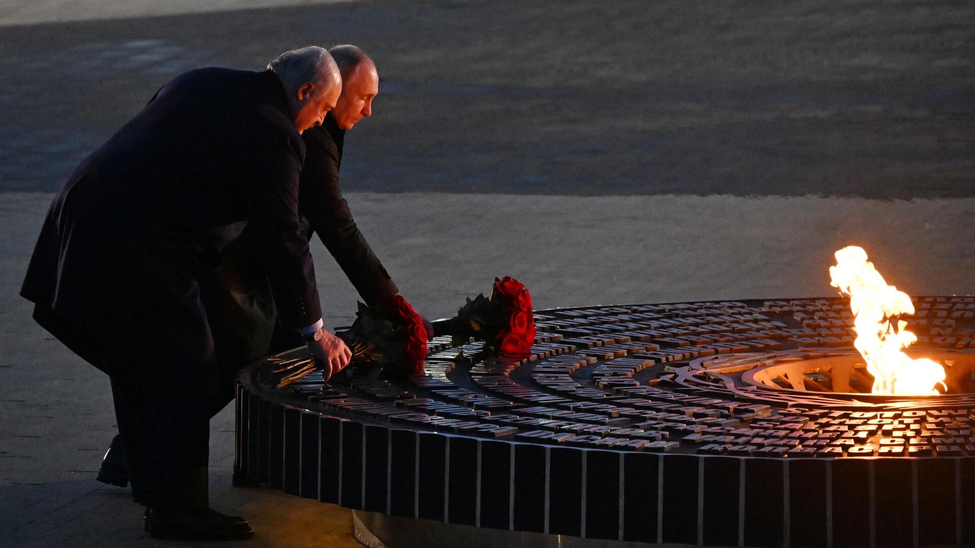 Президент РФ Владимир Путин и президент Белоруссии Александр Лукашенко возлагают цветы к Вечному огню на церемонии открытия мемориала в память о мирных жителях СССР – жертвах нацистского геноцида в годы Великой Отечественной войны в деревне Зайцево Ленинградской области Президент РФ Владимир Путин и президент Белоруссии Александр Лукашенко возлагают цветы к Вечному огню на церемонии открытия мемориала в память о мирных жителях СССР – жертвах нацистского геноцида в годы Великой Отечественной войны в деревне Зайцево Ленинградской области - РИА Новости, 1920, 27.01.2024